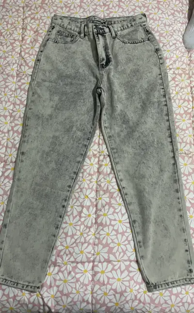 Jeans de mujer con diseño desgastado - miniatura 4