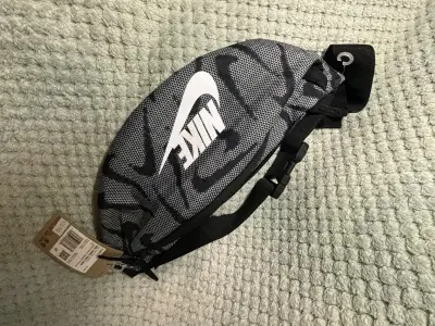 Riñonera Nike Negra Estampada - miniatura 1