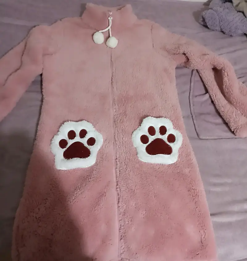 Bata de felpa rosada con diseño de huellas - 1