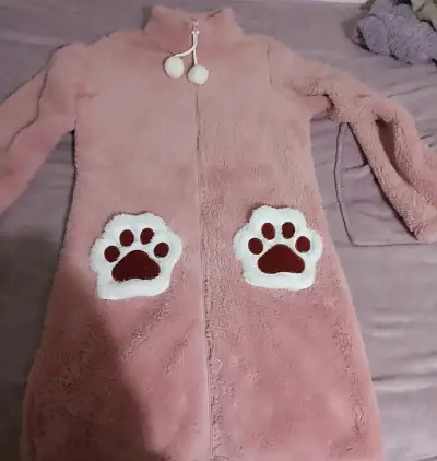 Bata de felpa rosada con diseño de huellas - miniatura 1