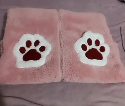 Bata de felpa rosada con diseño de huellas - miniatura 3