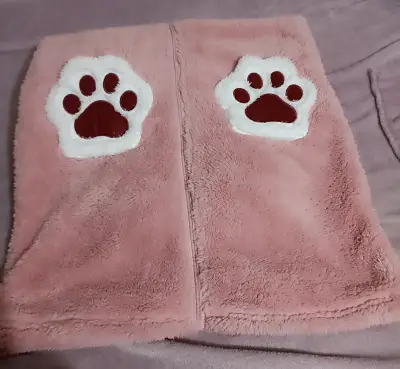 Bata de felpa rosada con diseño de huellas - miniatura 4