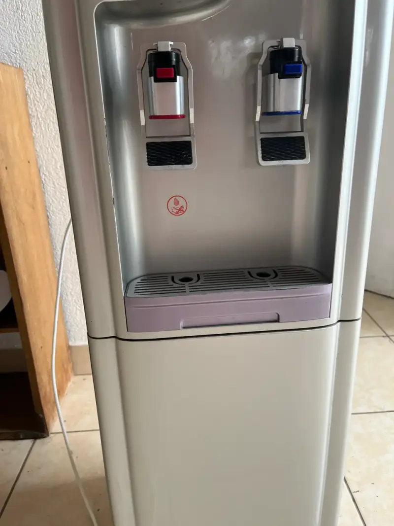 Dispensador de agua fría y caliente Aweh - 3