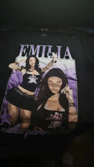 Polera negra con diseño gráfico de Emilia - miniatura 1