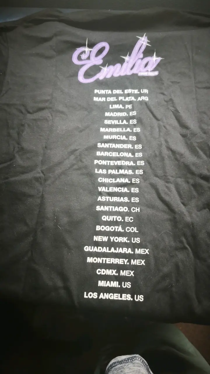 Polera negra con diseño gráfico de Emilia - 2