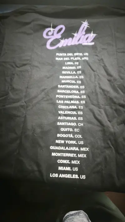 Polera negra con diseño gráfico de Emilia - miniatura 2