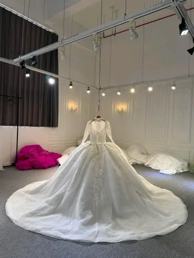 Vestido de Novia de Encaje con Brillos y Mangas Largas - miniatura 4