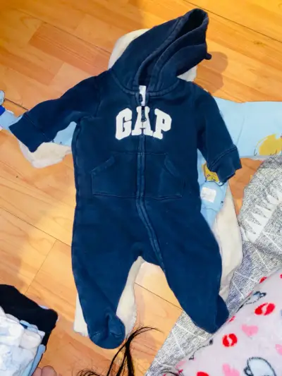 Enterito de bebé azul con capucha GAP - miniatura 1