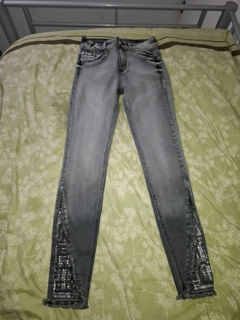 Jeans gris con strass talla 40