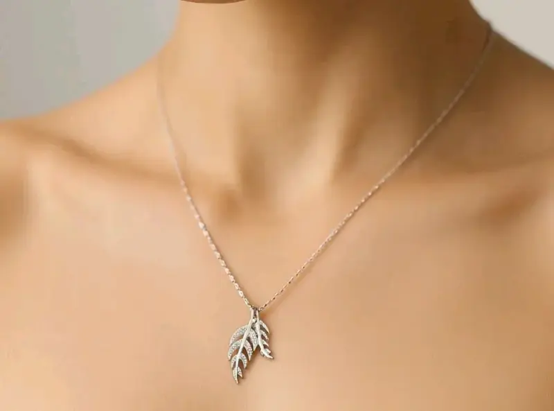 Collar de plata con colgante de hoja