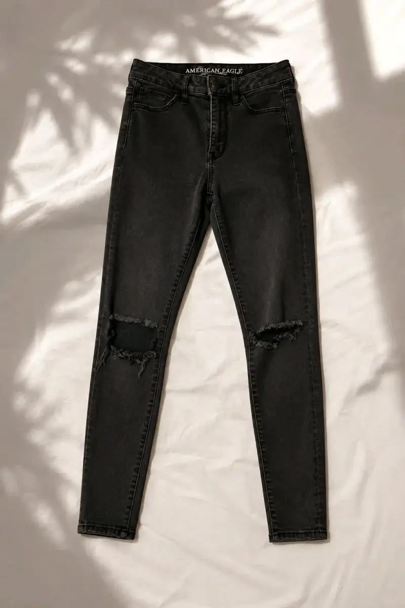 Jeans negros rasgados American Eagle para mujer