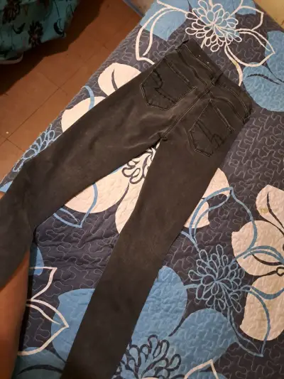 Jeans negros rasgados American Eagle para mujer - miniatura 2