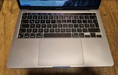 MacBook Pro 13 pulgadas M1 2020 en buen estado - miniatura 2