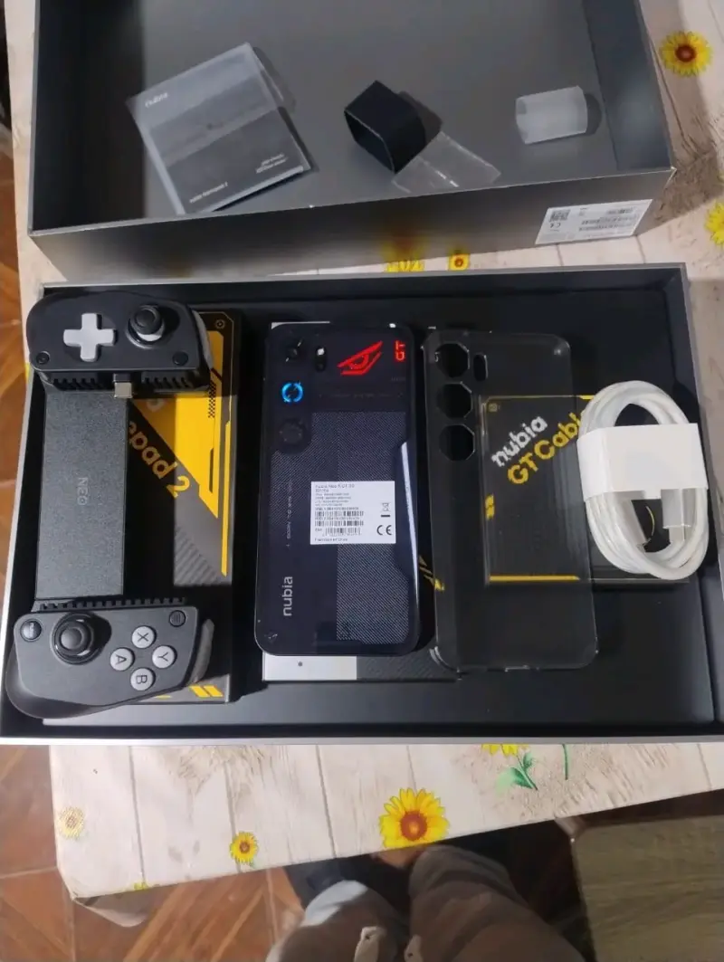 Nubia Neo 5 GT con accesorios para gaming - 2