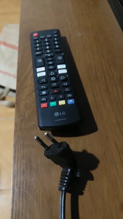 Televisor LG UHD 43 pulgadas con HDR10 Pro - miniatura 2