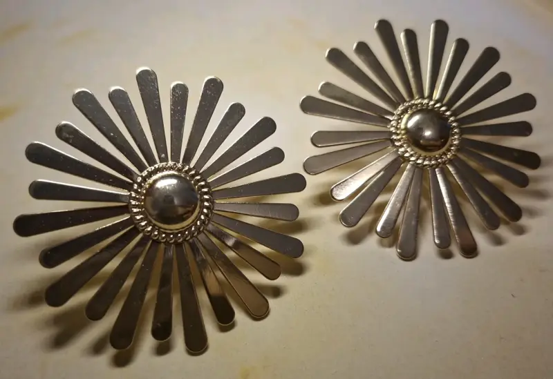 Aros dorados en forma de flor - 2