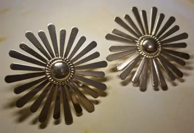 Aros dorados en forma de flor - miniatura 2