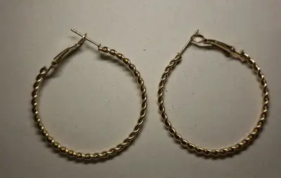 Aros de aro dorados estilo trenzado - miniatura 3