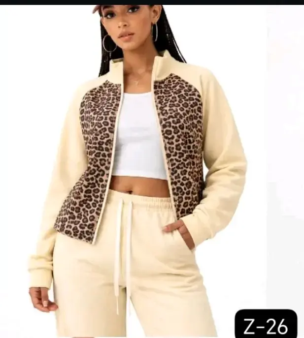 Conjunto deportivo mujer con estampado leopardo