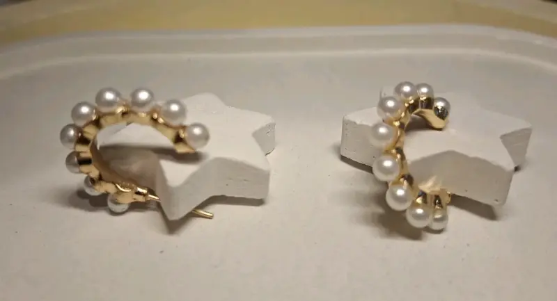 Aros dorados con perlas estilo elegante - 3