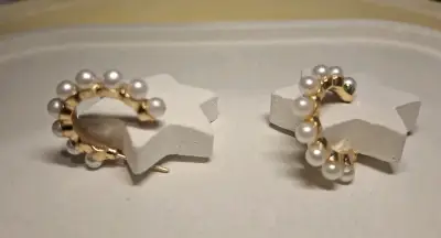 Aros dorados con perlas estilo elegante - miniatura 3