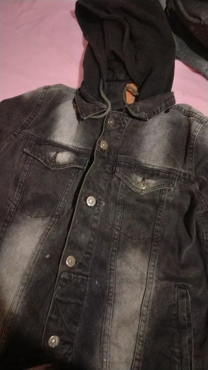 Chaqueta de mezclilla con capucha negra