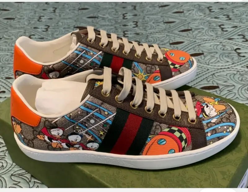 Zapatillas deportivas con diseño animado y detalles naranjas