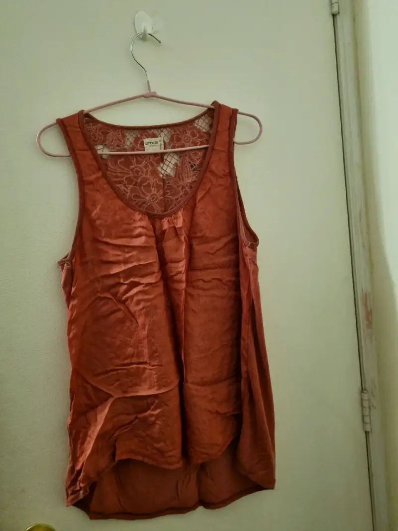 Blusa sin mangas color terracota con encaje - 1