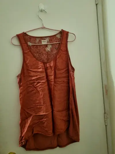 Blusa sin mangas color terracota con encaje - miniatura 1