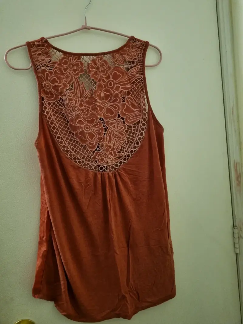 Blusa sin mangas color terracota con encaje - 2