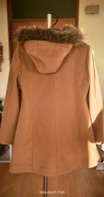 Abrigo de mujer Sybilla color mostaza con capucha - miniatura 2