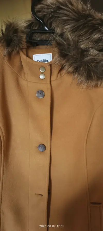 Abrigo de mujer Sybilla color mostaza con capucha - miniatura 4
