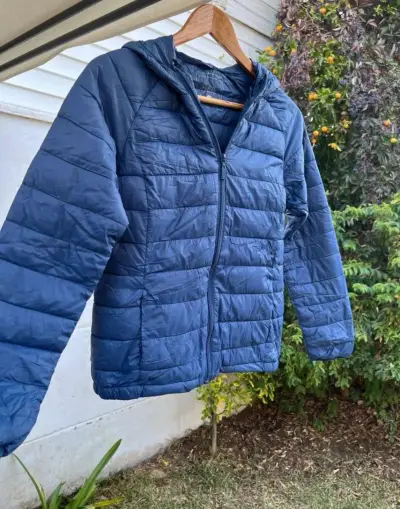 Chaqueta acolchada azul con capucha para mujer - miniatura 1