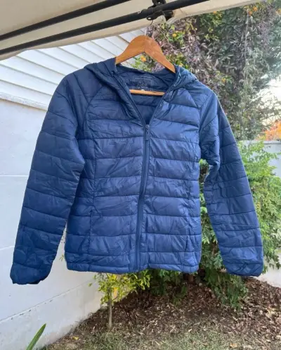 Chaqueta acolchada azul con capucha para mujer - miniatura 2