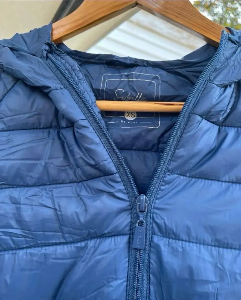 Chaqueta acolchada azul con capucha para mujer - 3