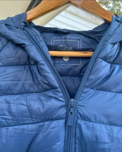 Chaqueta acolchada azul con capucha para mujer - miniatura 3