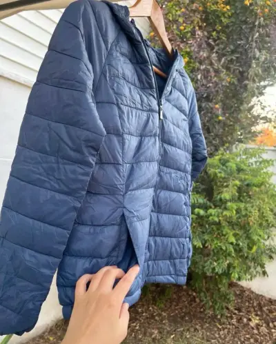 Chaqueta acolchada azul con capucha para mujer - miniatura 4