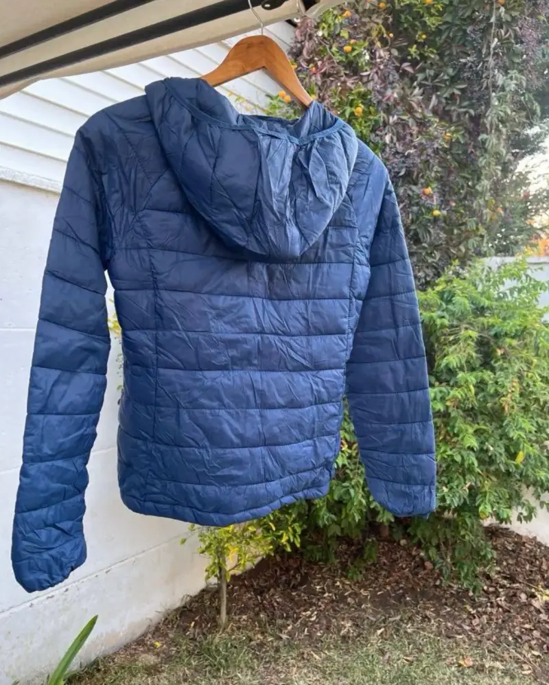 Chaqueta acolchada azul con capucha para mujer - 5