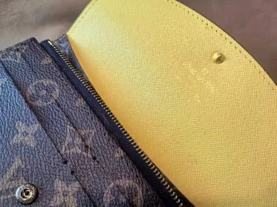Cartera de cuero marrón con monograma - miniatura 5