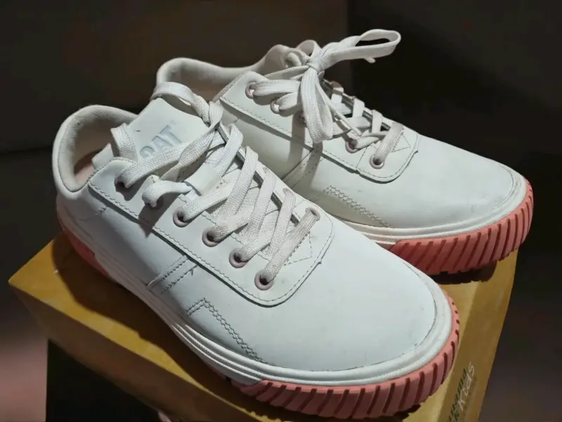 Zapatillas blancas CAT con suela rosada