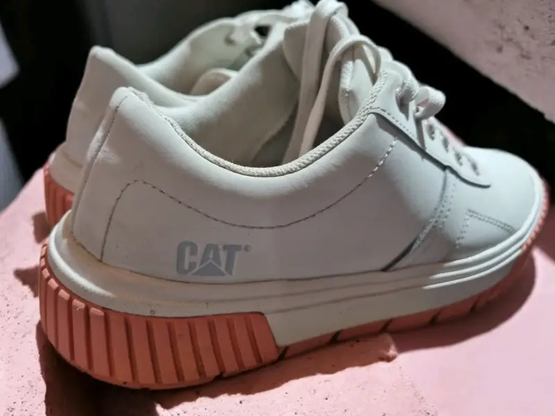 Zapatillas blancas CAT con suela rosada - 2