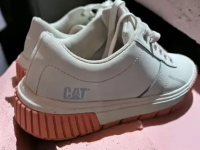 Zapatillas blancas CAT con suela rosada - miniatura 2