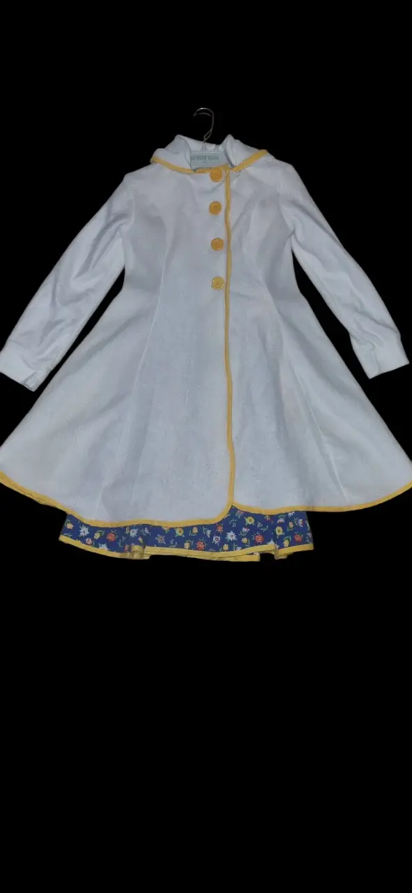 Abrigo blanco para niña con vestido floral
