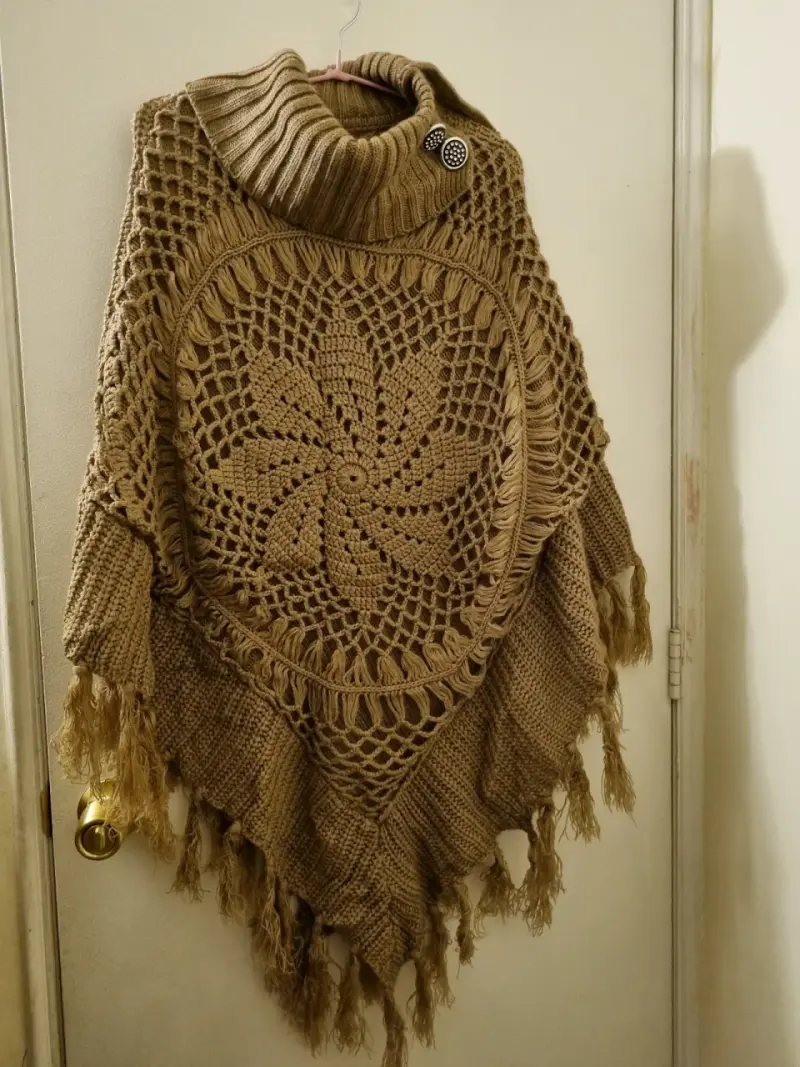 Poncho tejido a crochet color beige con flecos - 1