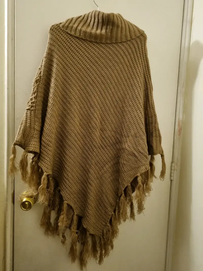 Poncho tejido a crochet color beige con flecos - 2