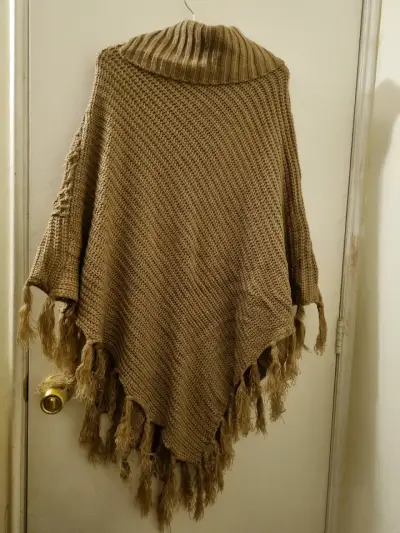 Poncho tejido a crochet color beige con flecos - miniatura 2