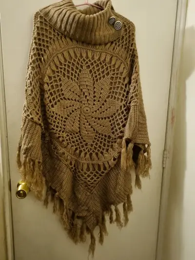 Poncho tejido a crochet color beige con flecos - miniatura 3