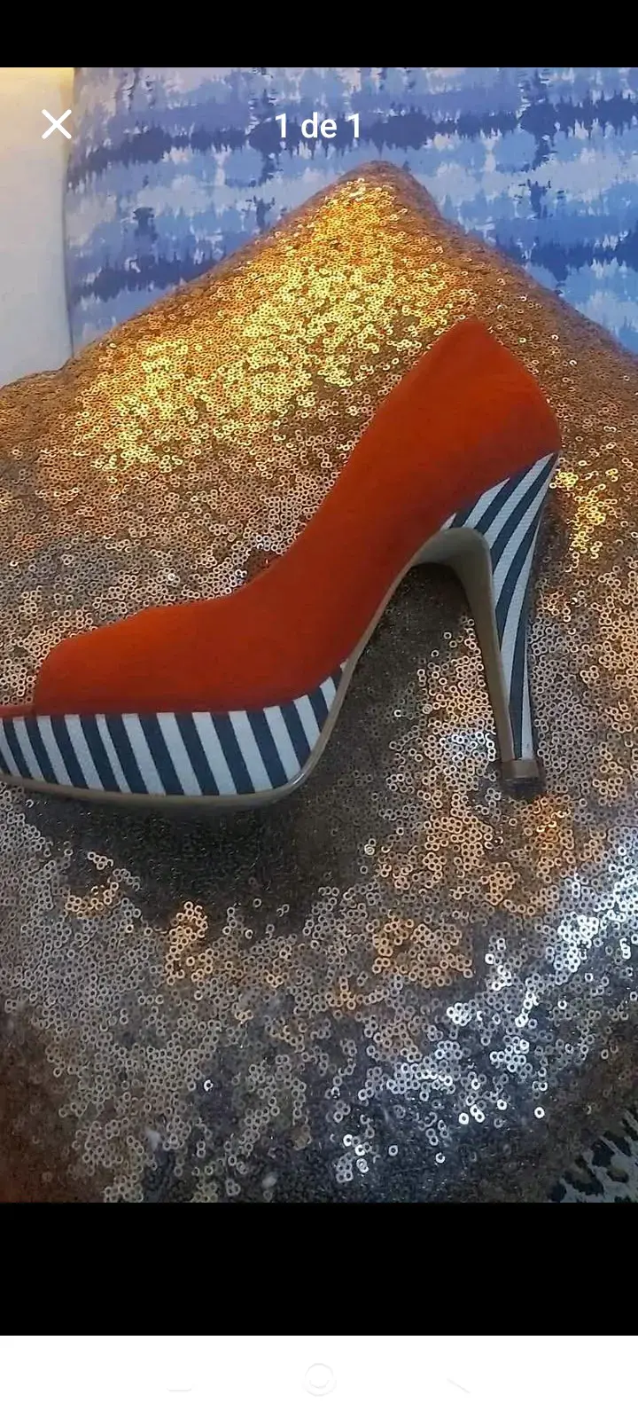 Zapato de tacón alto rojo y rayas
