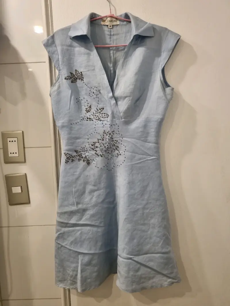 Vestido Celeste pastel con bordado floral Unanyme - 1