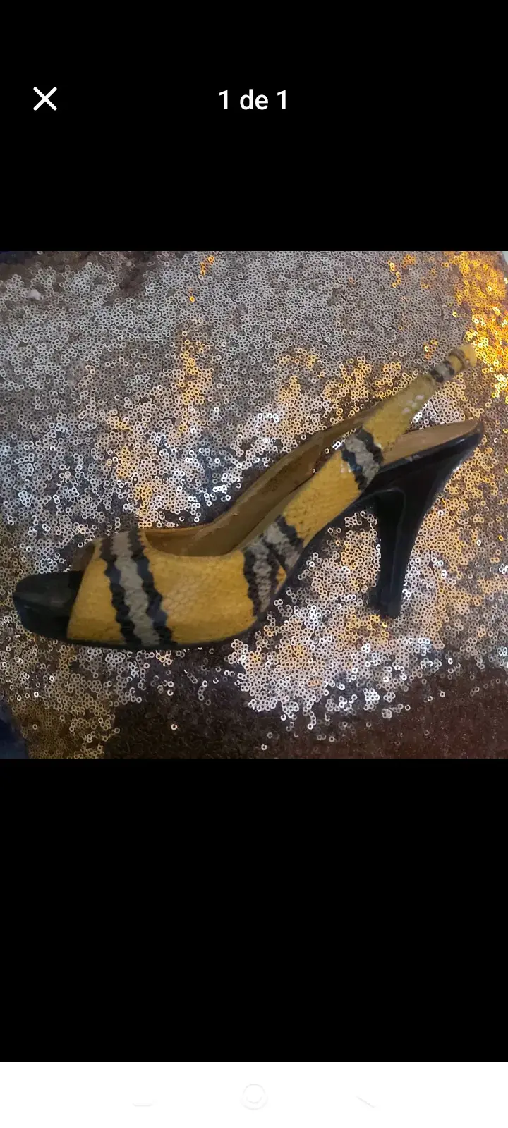 Zapatos de tacón alto amarillos con diseño de serpiente